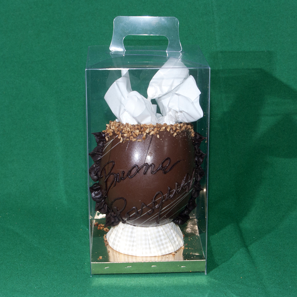 Uovo di cioccolato decorato a mano